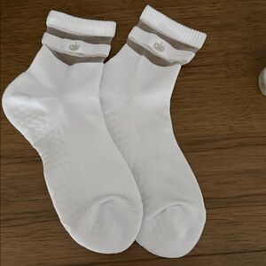 Alo Yoga Women’s Grip Socks- White
